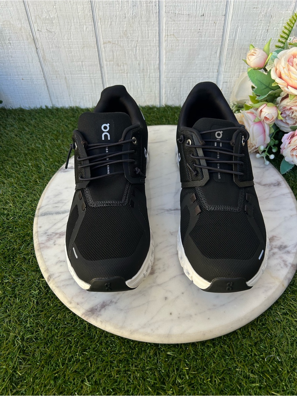 On Cloud 6 Sneakers in Black /white women size 9.5 gently used - Picture 5 of 16